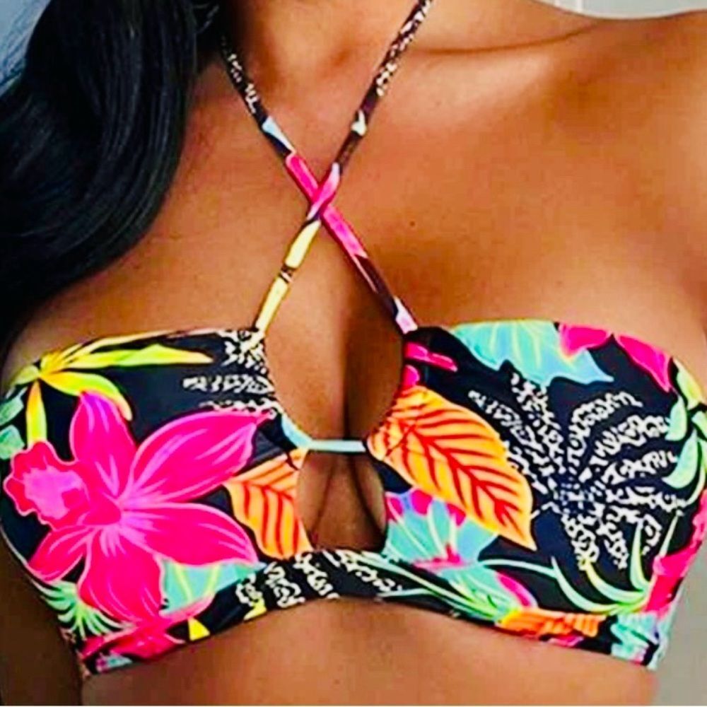 Tropical Print Halter
Bikini Top
Multicolor / 8/10 (L)